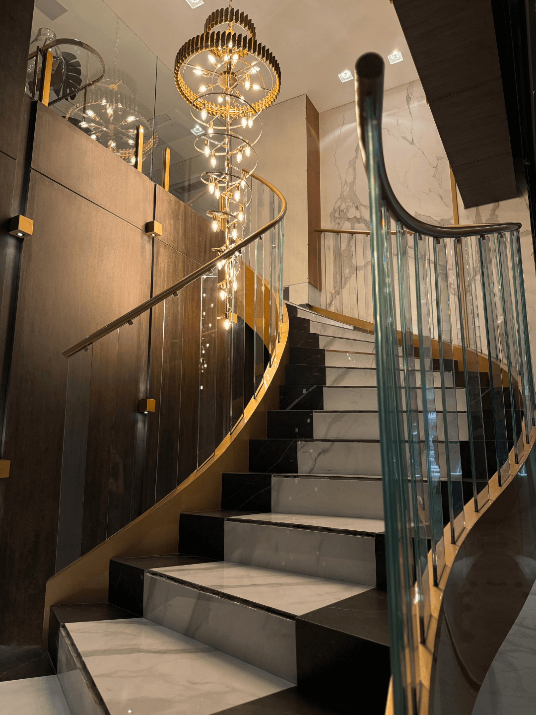 Corrimão barra de apoio guarda corpo aço inox dourado brilhoso de luxo chique moderna escada guarda corpo de vidro