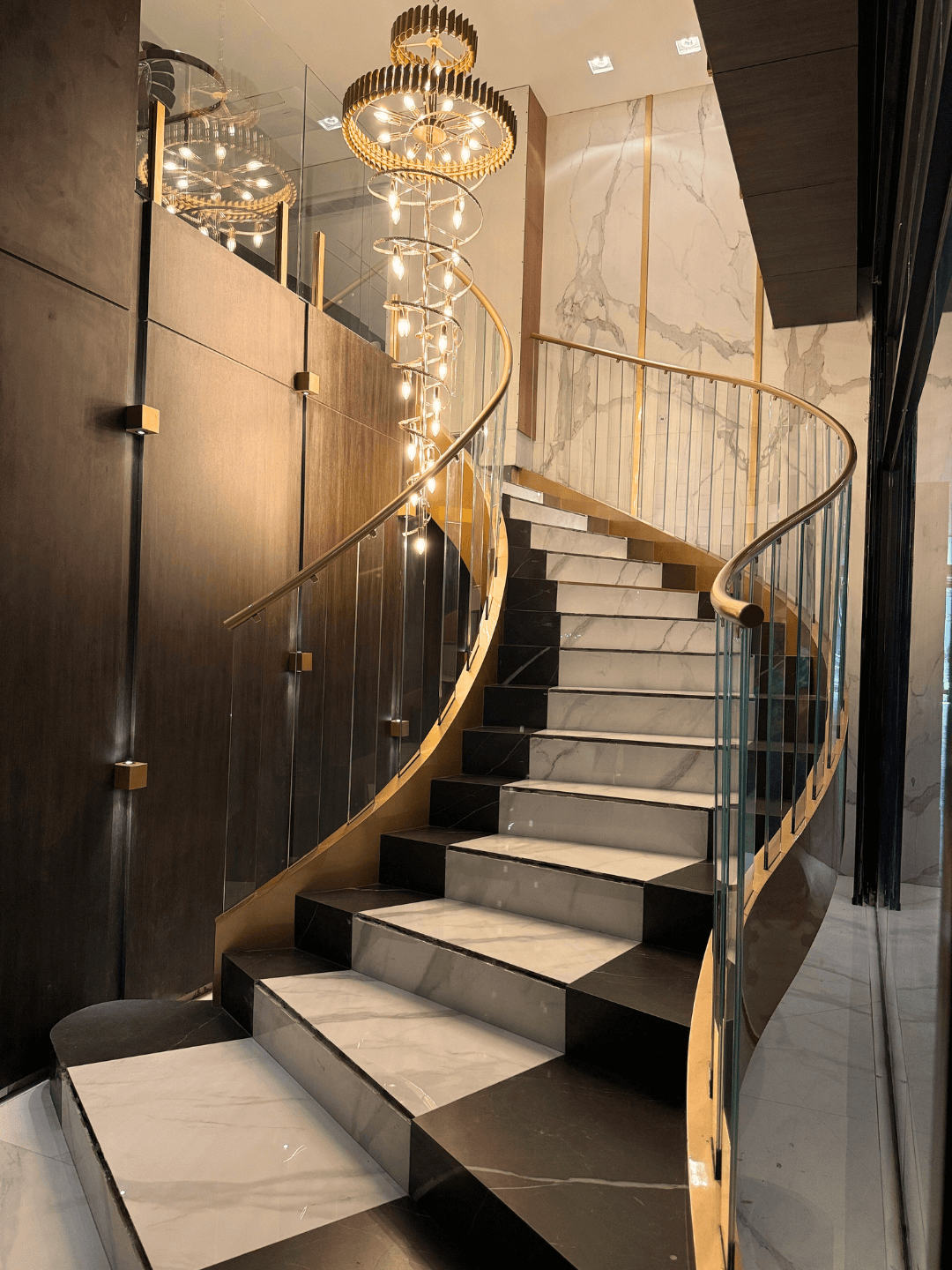 Corrimão barra de apoio guarda corpo aço inox dourado brilhoso de luxo chique moderna escada guarda corpo de vidro